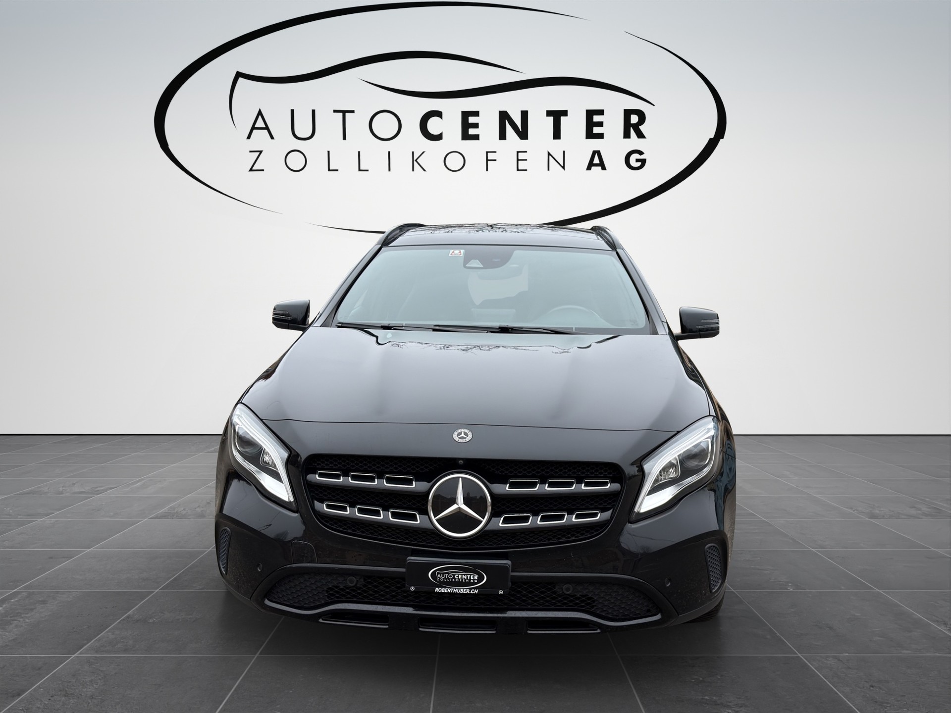 MERCEDES-BENZ GLA 200 Night Star 7G-DCT-showroom-element-1