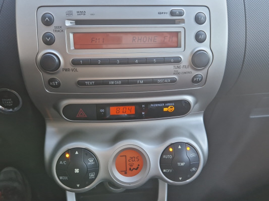 TOYOTA UrbanCr. 1.4D-4D Sol 4WD-image-11