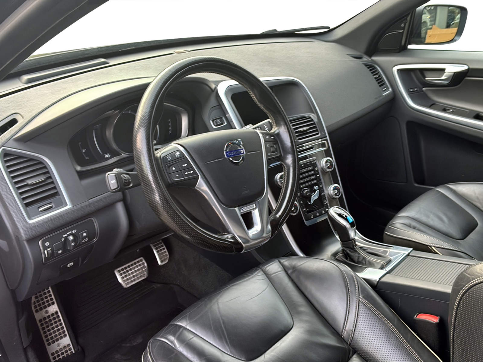 VOLVO XC60 2.4 D5 Mom. R-Design AWD S/S-image-10