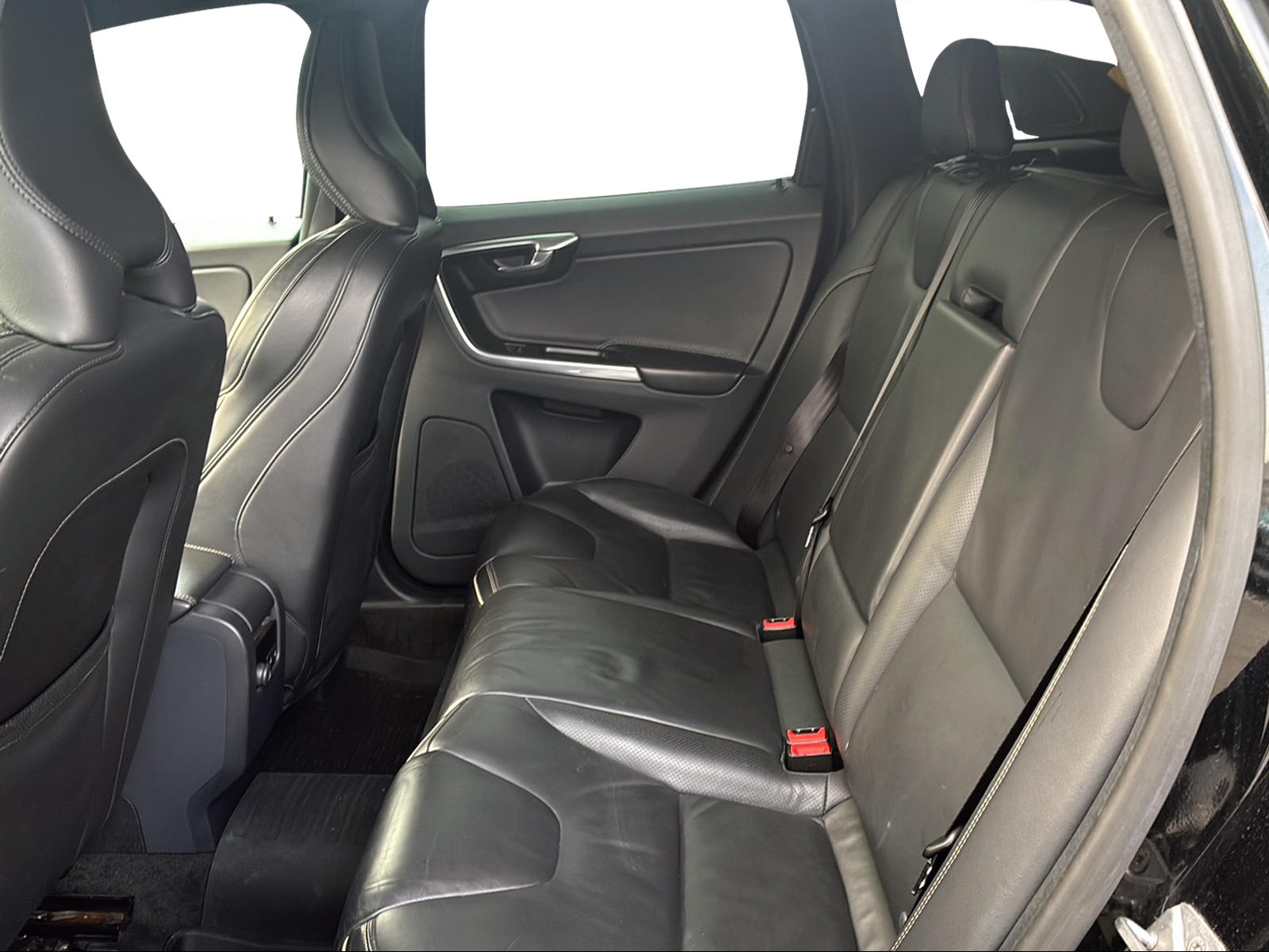 VOLVO XC60 2.4 D5 Mom. R-Design AWD S/S-image-13