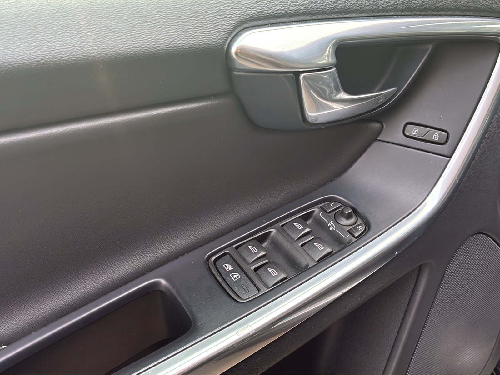 VOLVO XC60 2.4 D5 Mom. R-Design AWD S/S-image-12