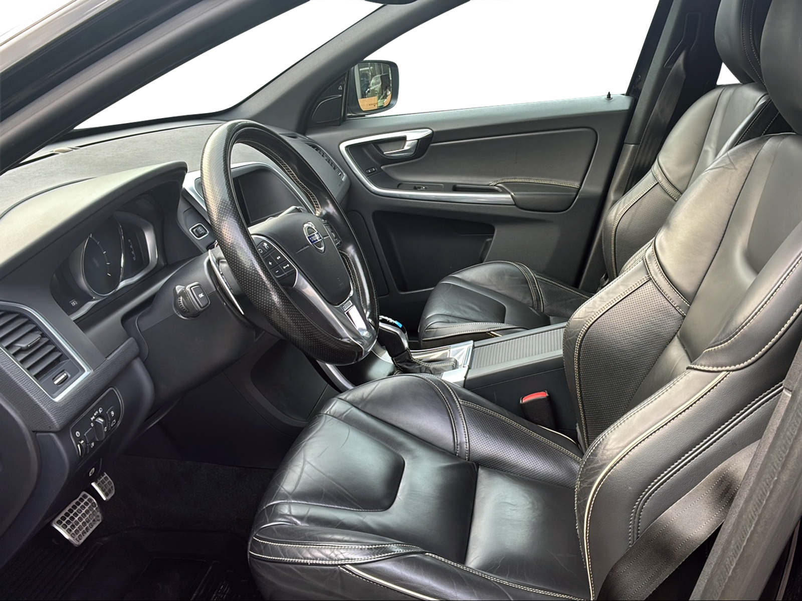 VOLVO XC60 2.4 D5 Mom. R-Design AWD S/S-image-9