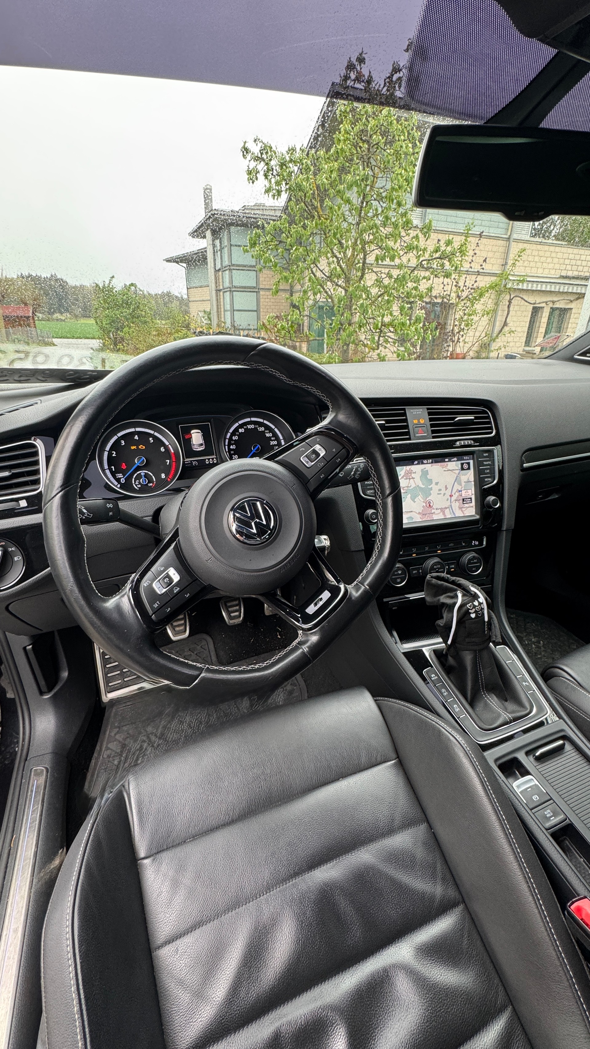 VW Golf 2.0 TSI R 4Motion-image-5