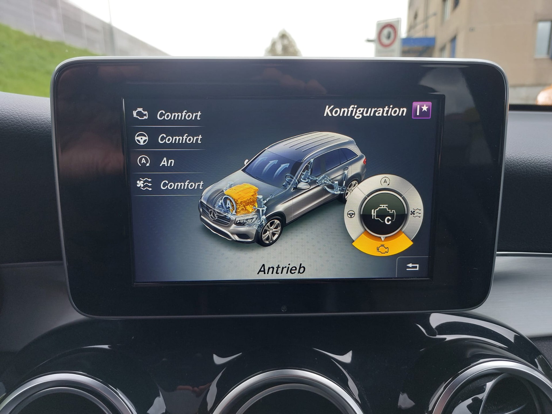 MERCEDES-BENZ GLC 250 d AMG Line mit AHKupplung 2,5to-image-11