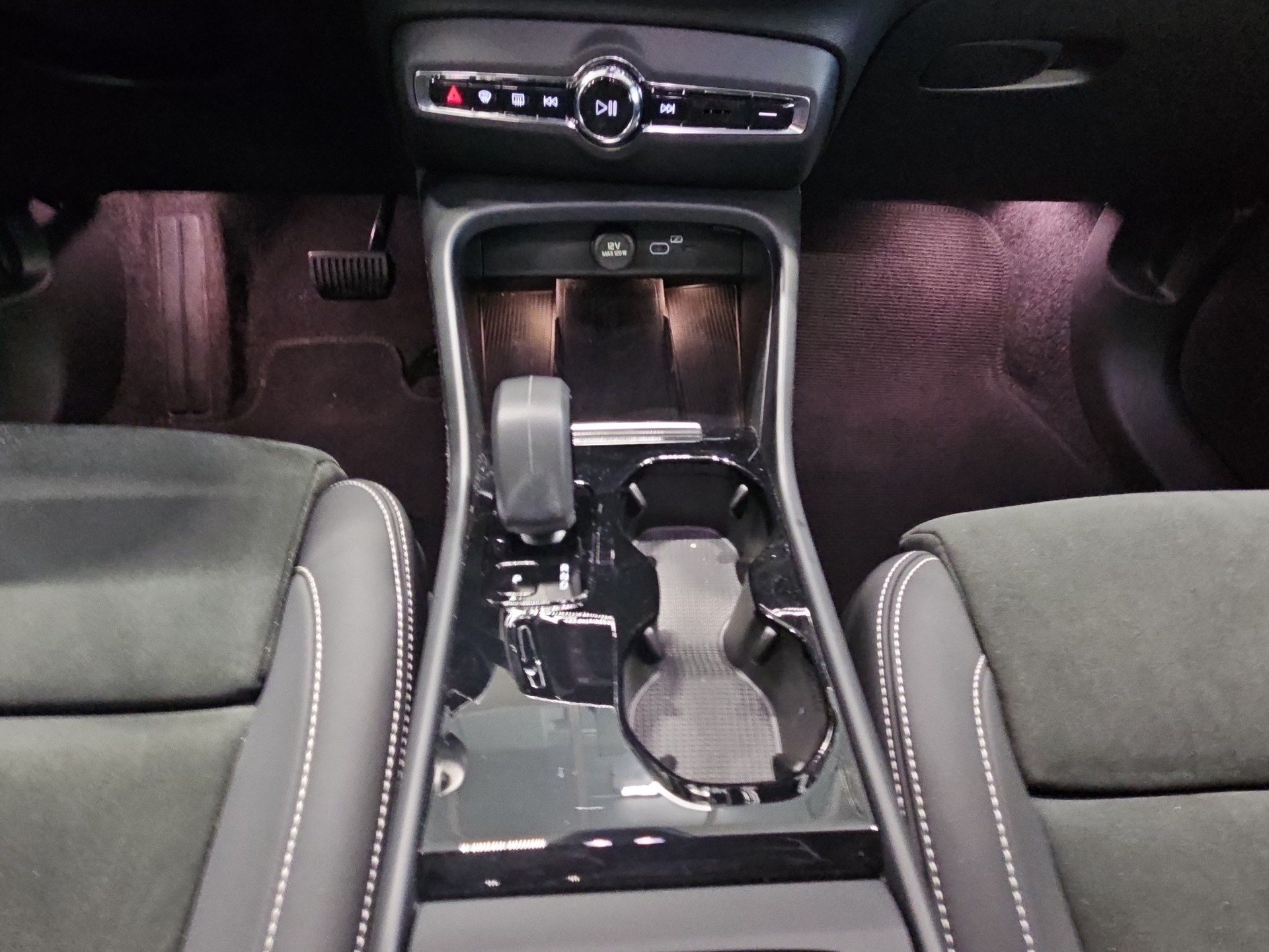 VOLVO XC40 P8 Twin Ultimate AWD-image-12