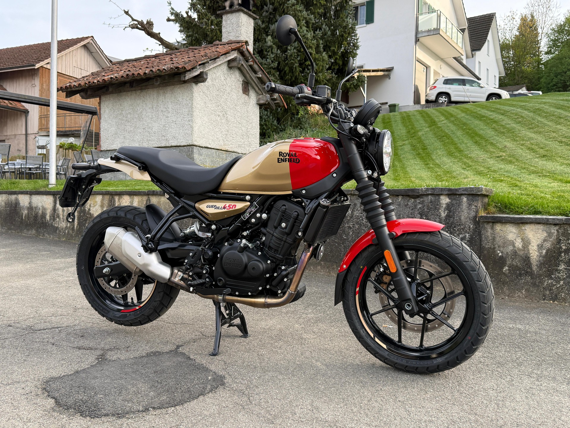 ROYAL ENFIELD Guerrilla 450 Mid