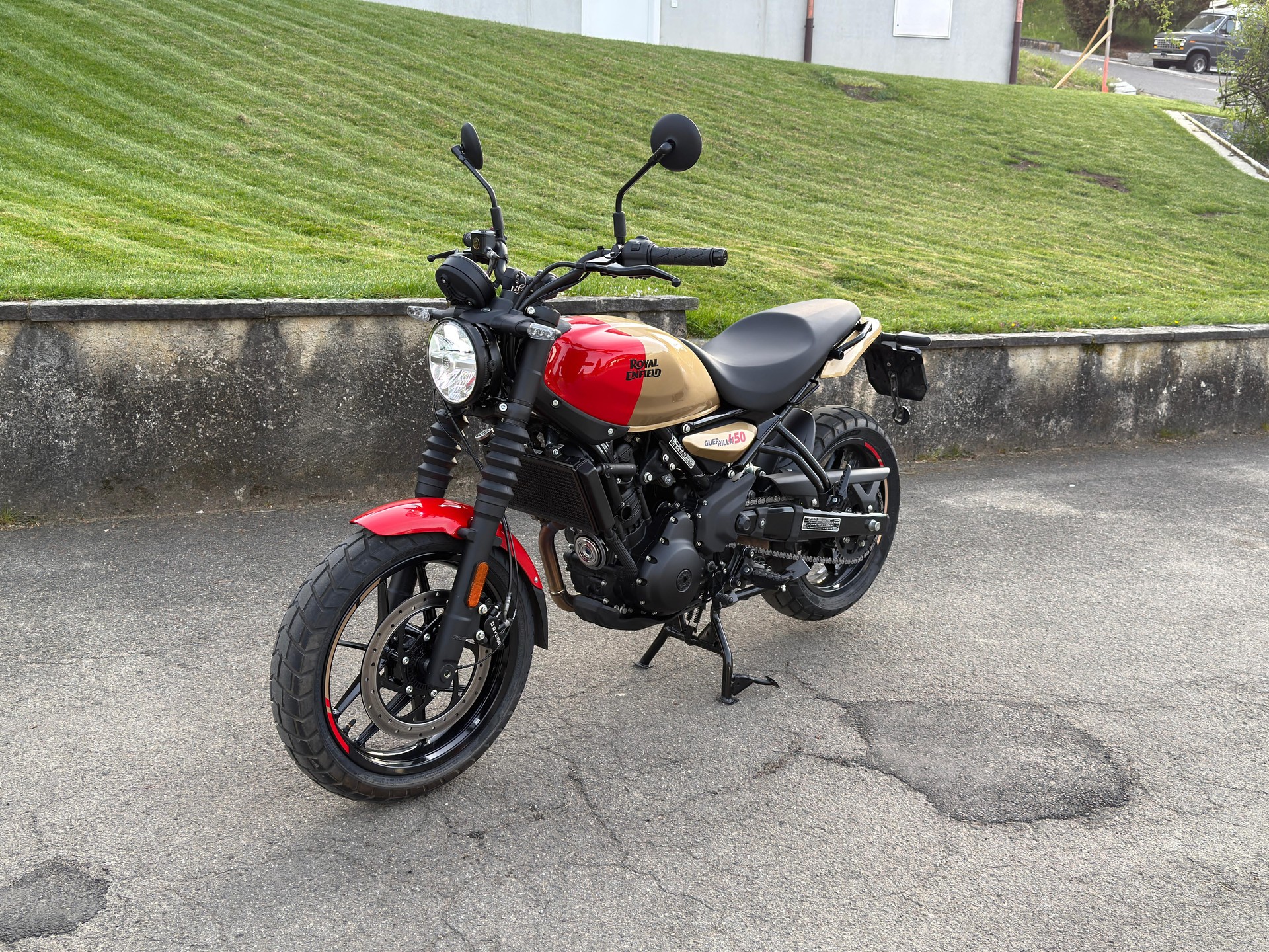 ROYAL ENFIELD Guerrilla 450 Mid-image-5
