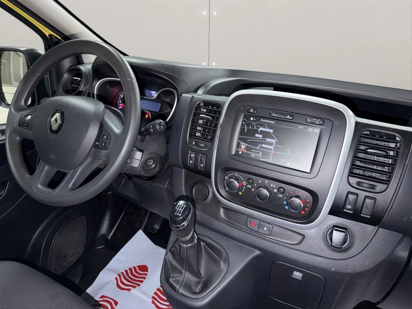 RENAULT Trafic 2.0 ENERGY dCi145 3.0t L2H1 ( Mit AHK / Regale )-image-12