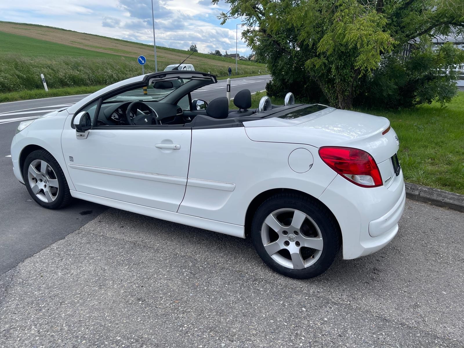 PEUGEOT 207 CC 1.6 16V Turbo Swiss Edition-image-3
