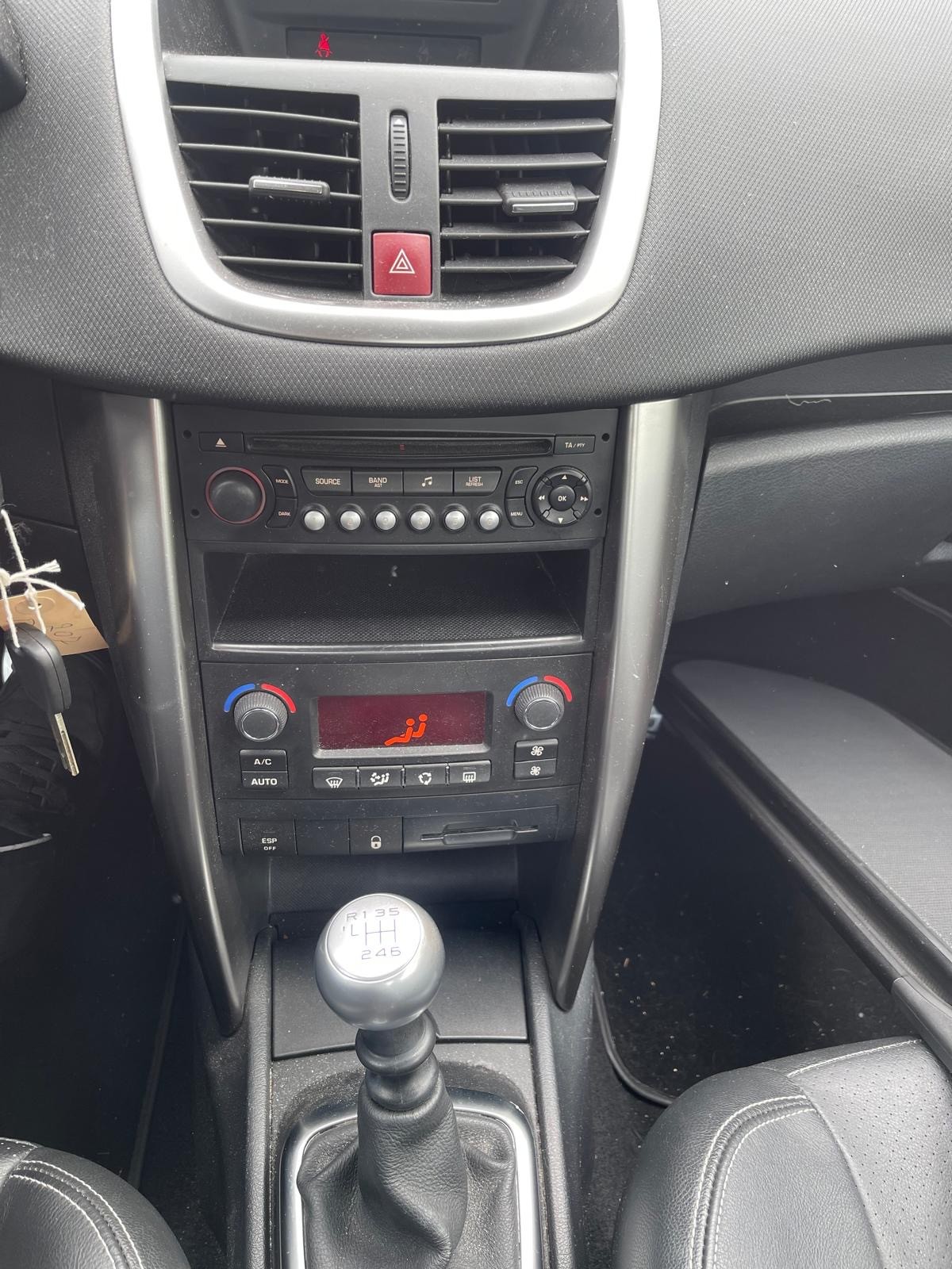 PEUGEOT 207 CC 1.6 16V Turbo Swiss Edition-image-9