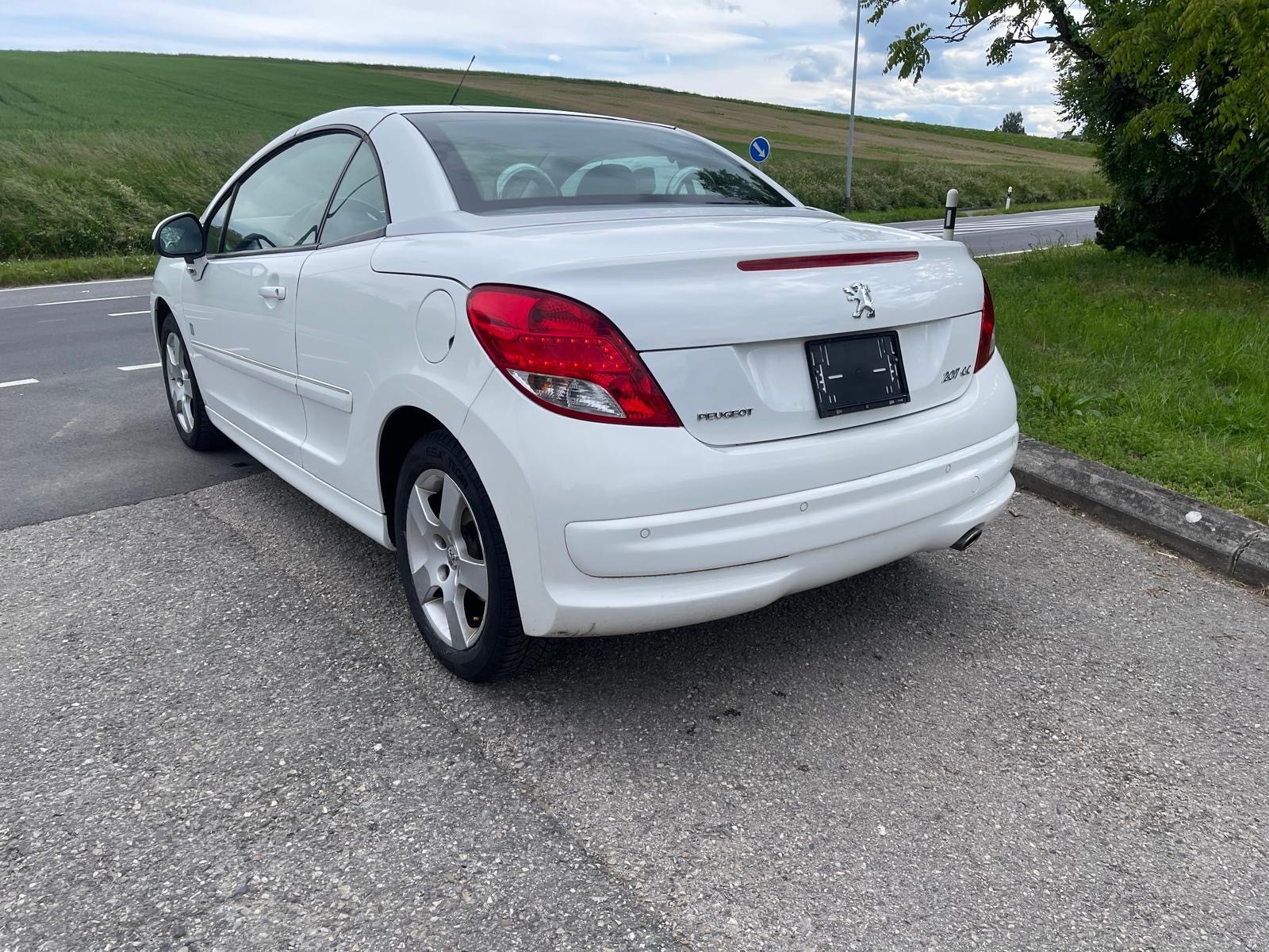 PEUGEOT 207 CC 1.6 16V Turbo Swiss Edition-image-5