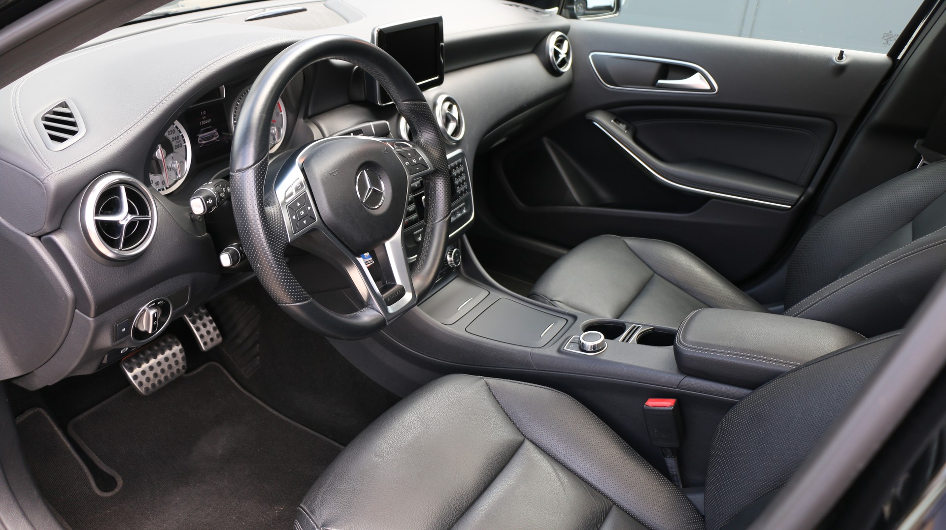 MERCEDES-BENZ A 250 AMG Line 4Matic-image-11