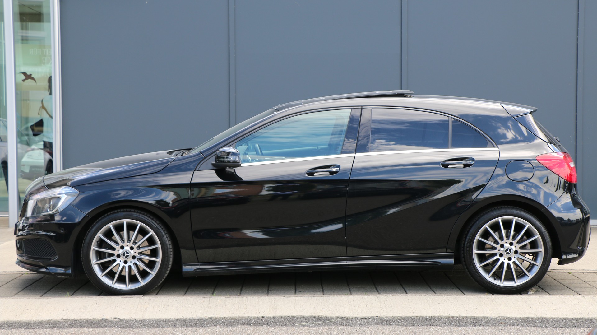 MERCEDES-BENZ A 250 AMG Line 4Matic-image-2