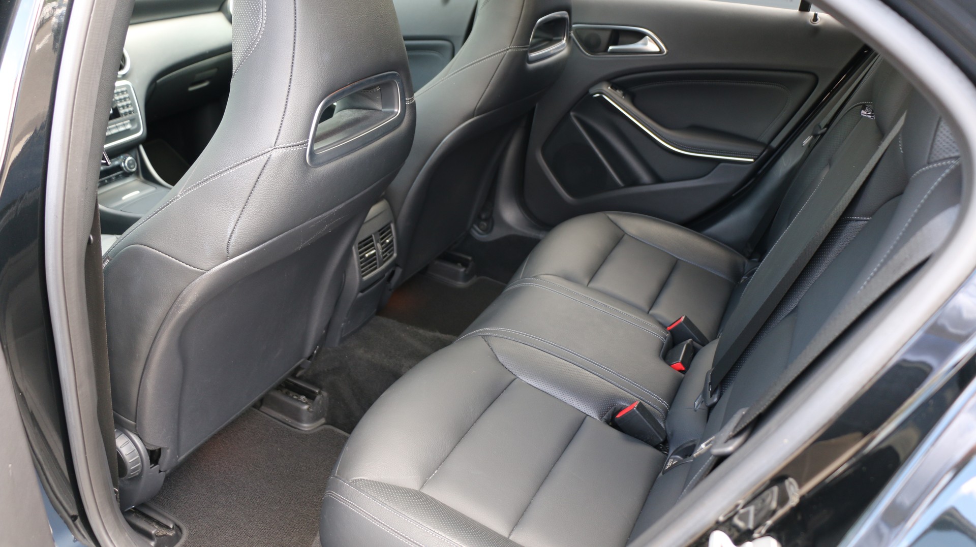 MERCEDES-BENZ A 250 AMG Line 4Matic-image-14