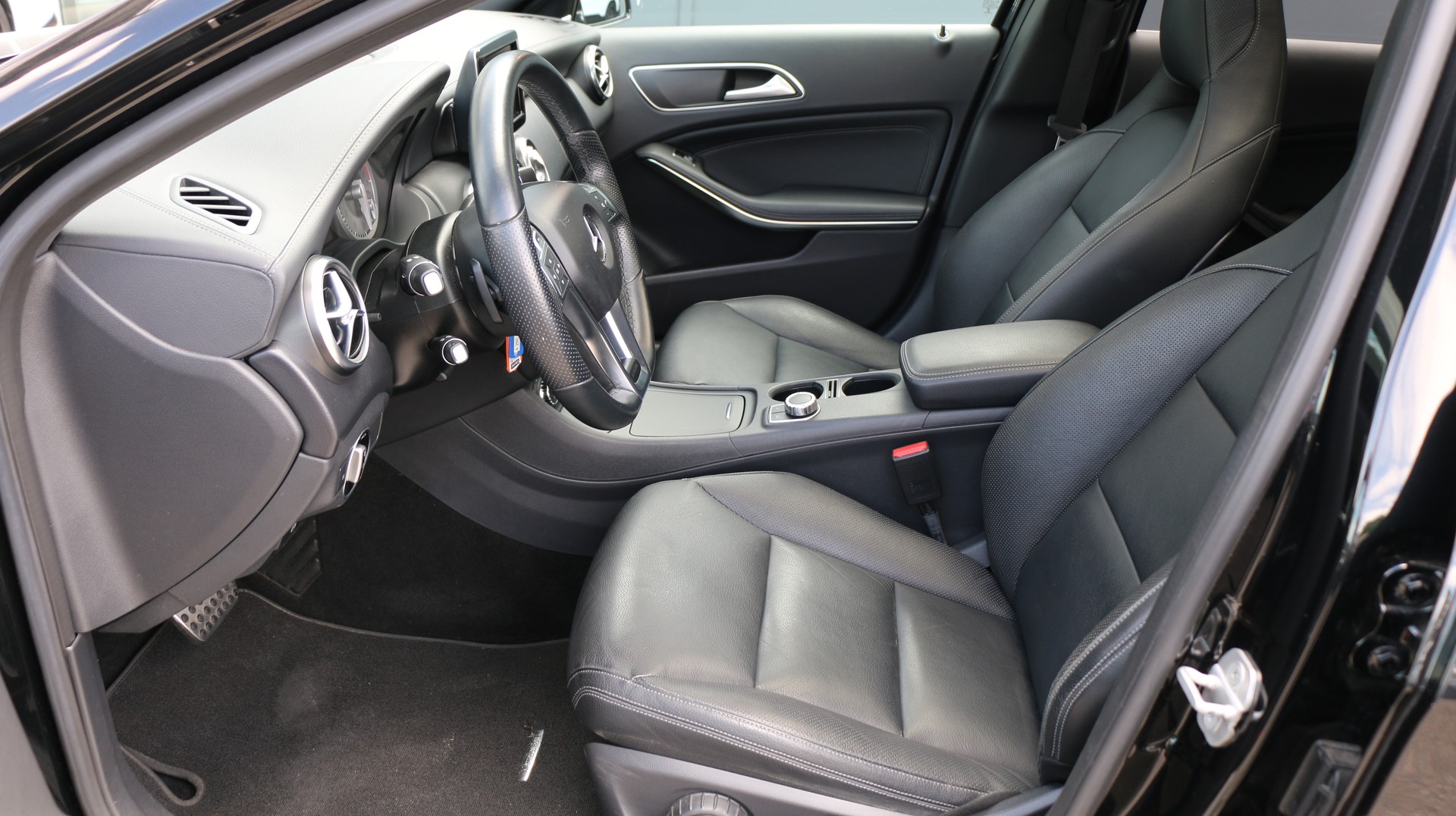 MERCEDES-BENZ A 250 AMG Line 4Matic-image-10