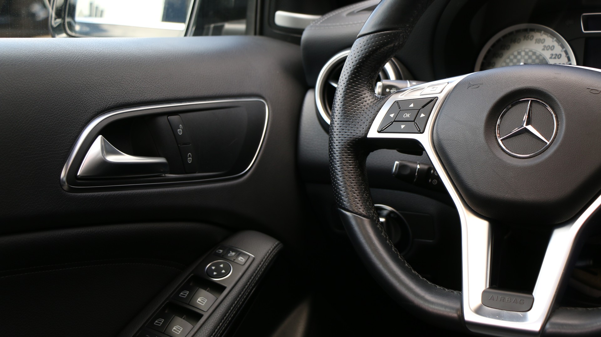 MERCEDES-BENZ A 250 AMG Line 4Matic-image-12
