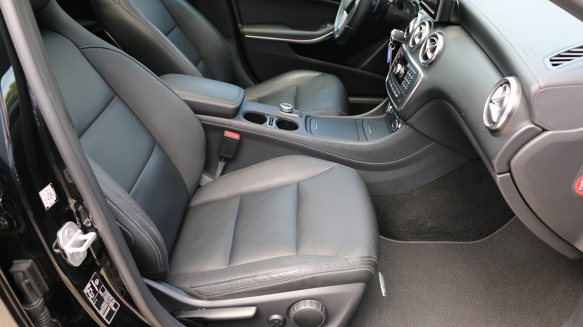 MERCEDES-BENZ A 250 AMG Line 4Matic-image-18