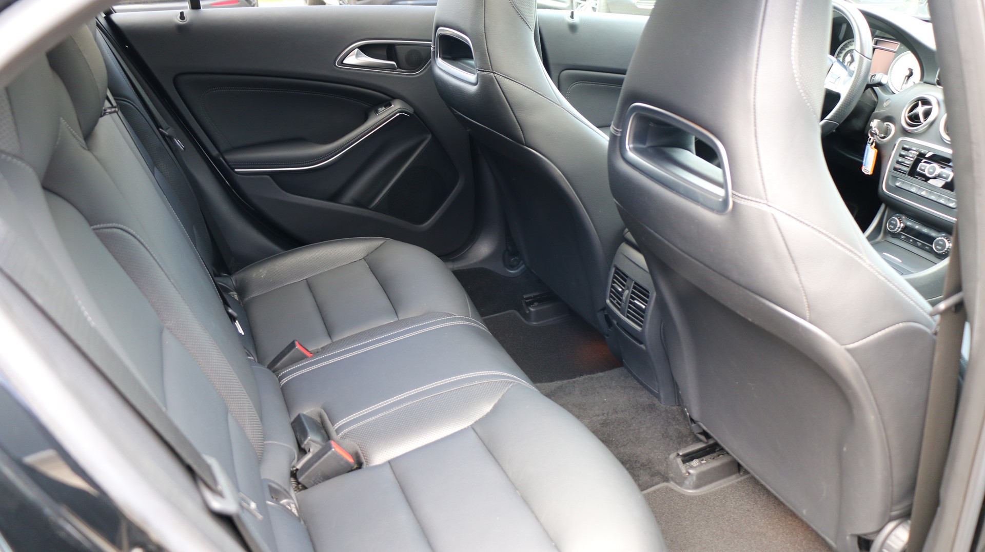 MERCEDES-BENZ A 250 AMG Line 4Matic-image-16