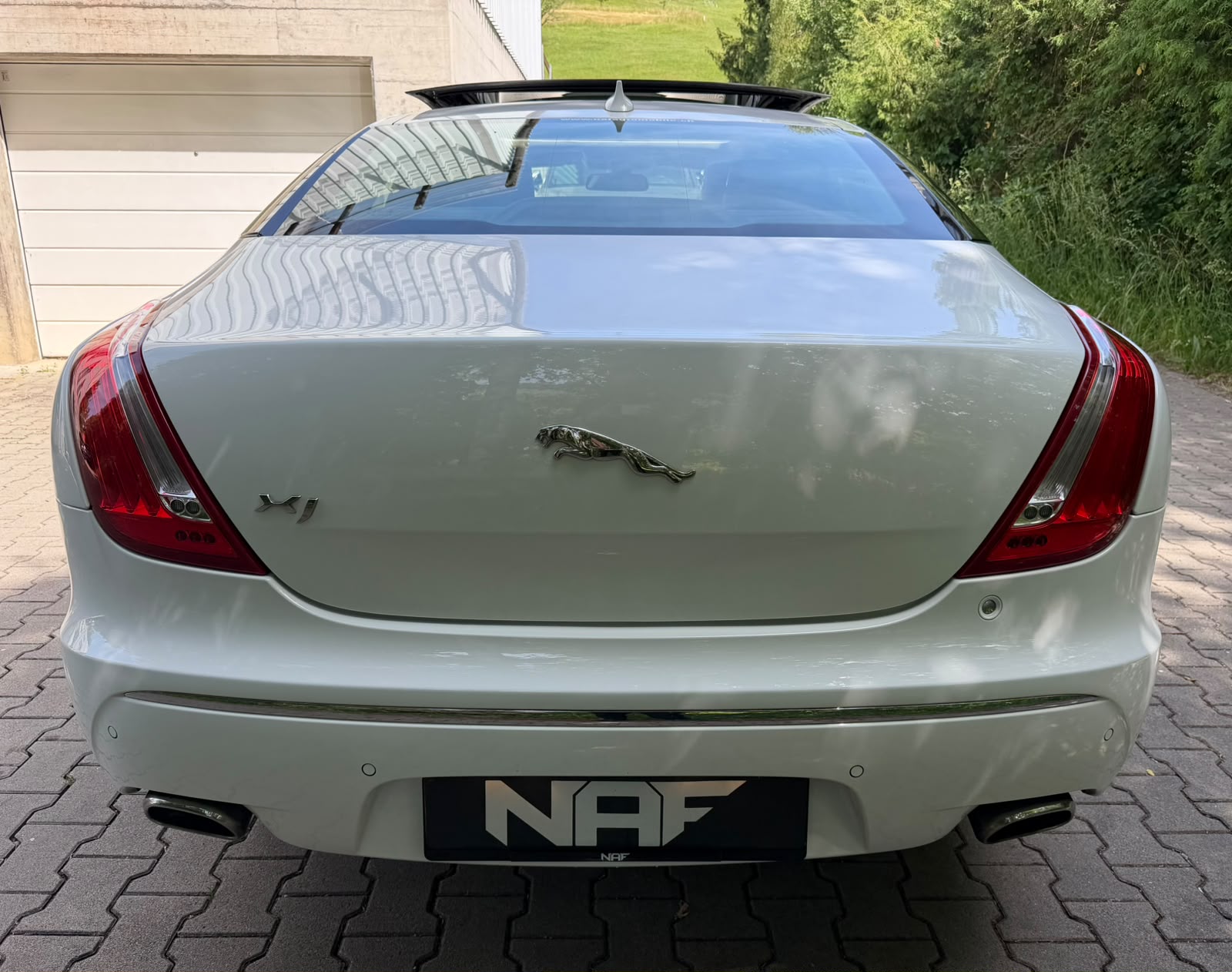 JAGUAR XJ 3.0d V6 Premium Luxury Automatic-showroom-element-3