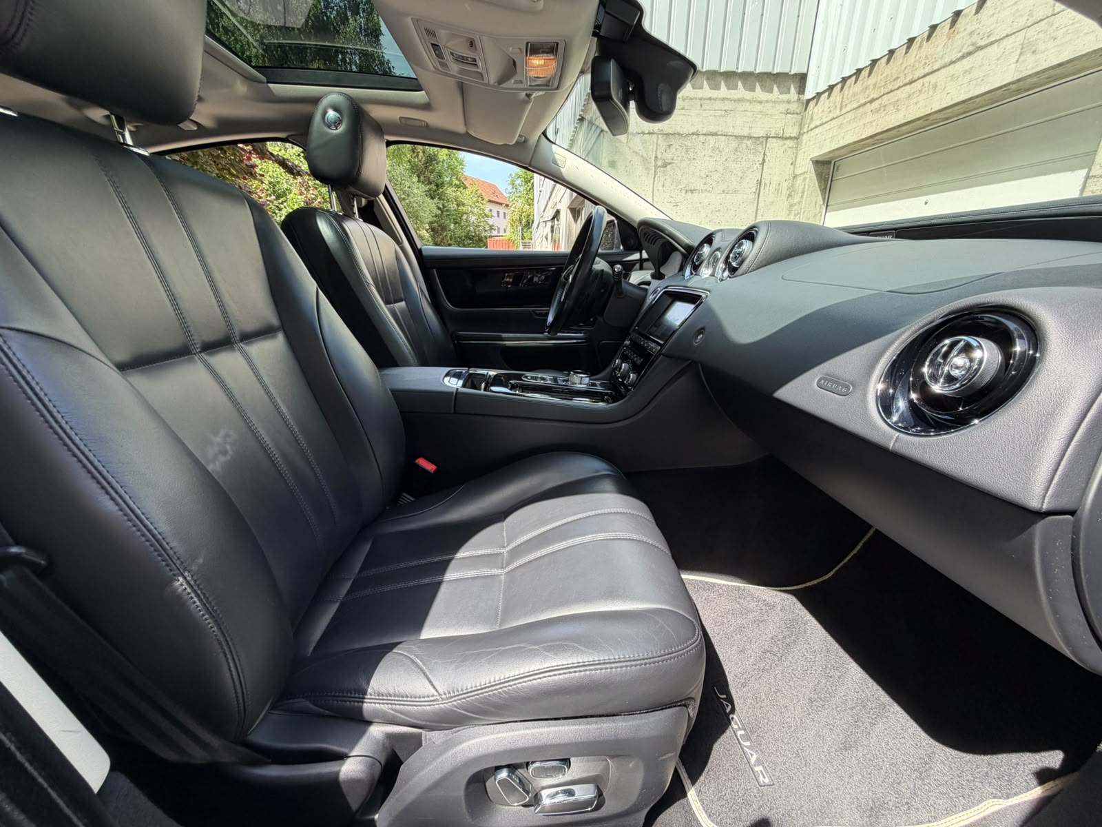 JAGUAR XJ 3.0d V6 Premium Luxury Automatic-image-18