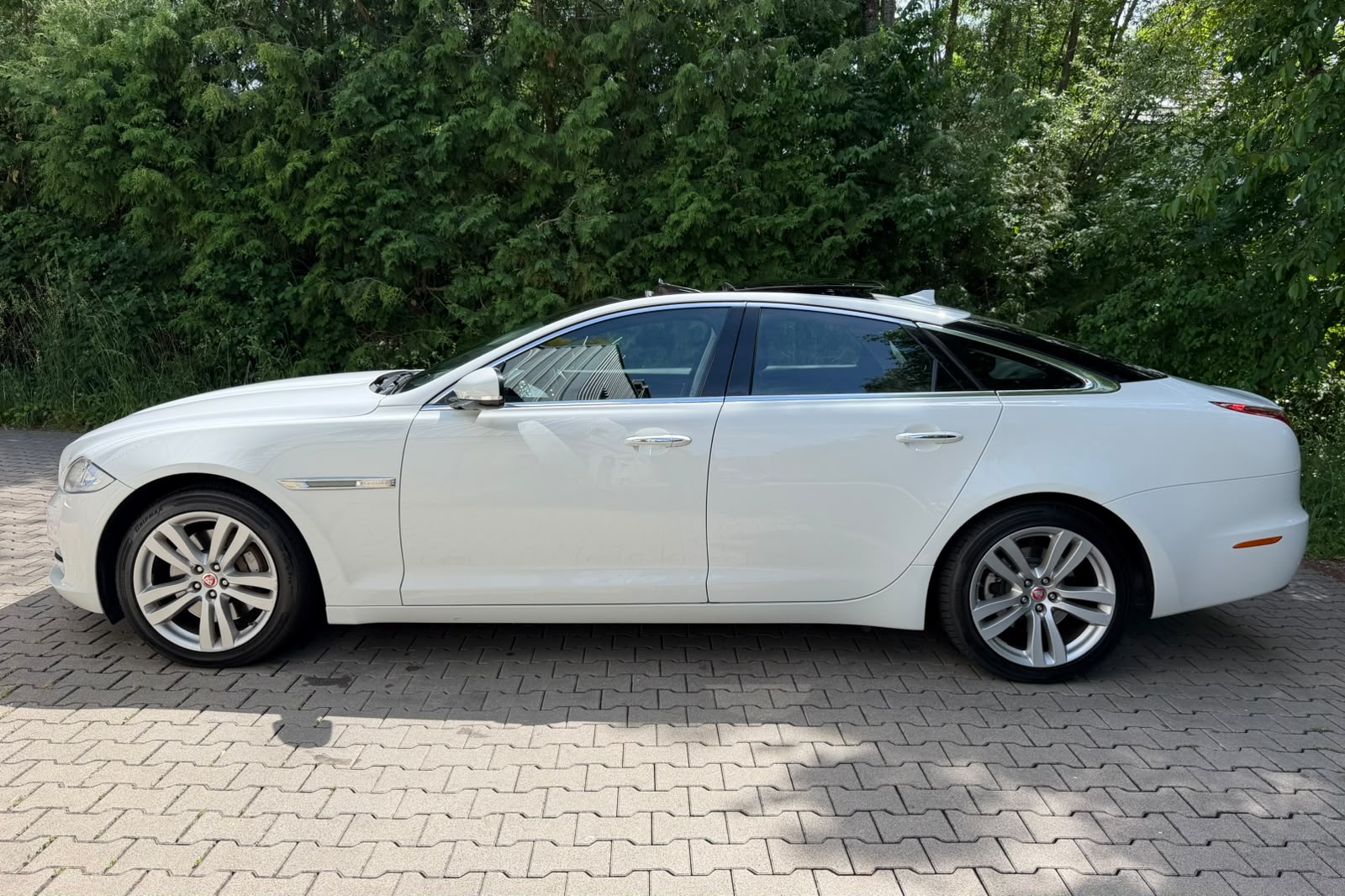 JAGUAR XJ 3.0d V6 Premium Luxury Automatic-showroom-element-1