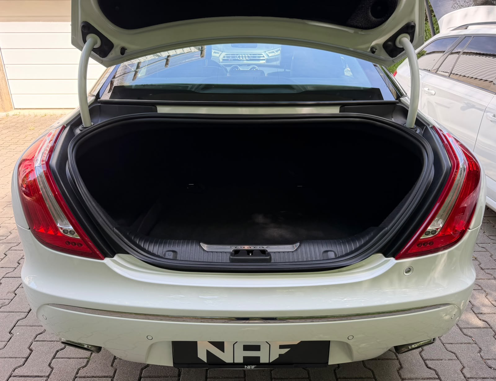 JAGUAR XJ 3.0d V6 Premium Luxury Automatic-image-15