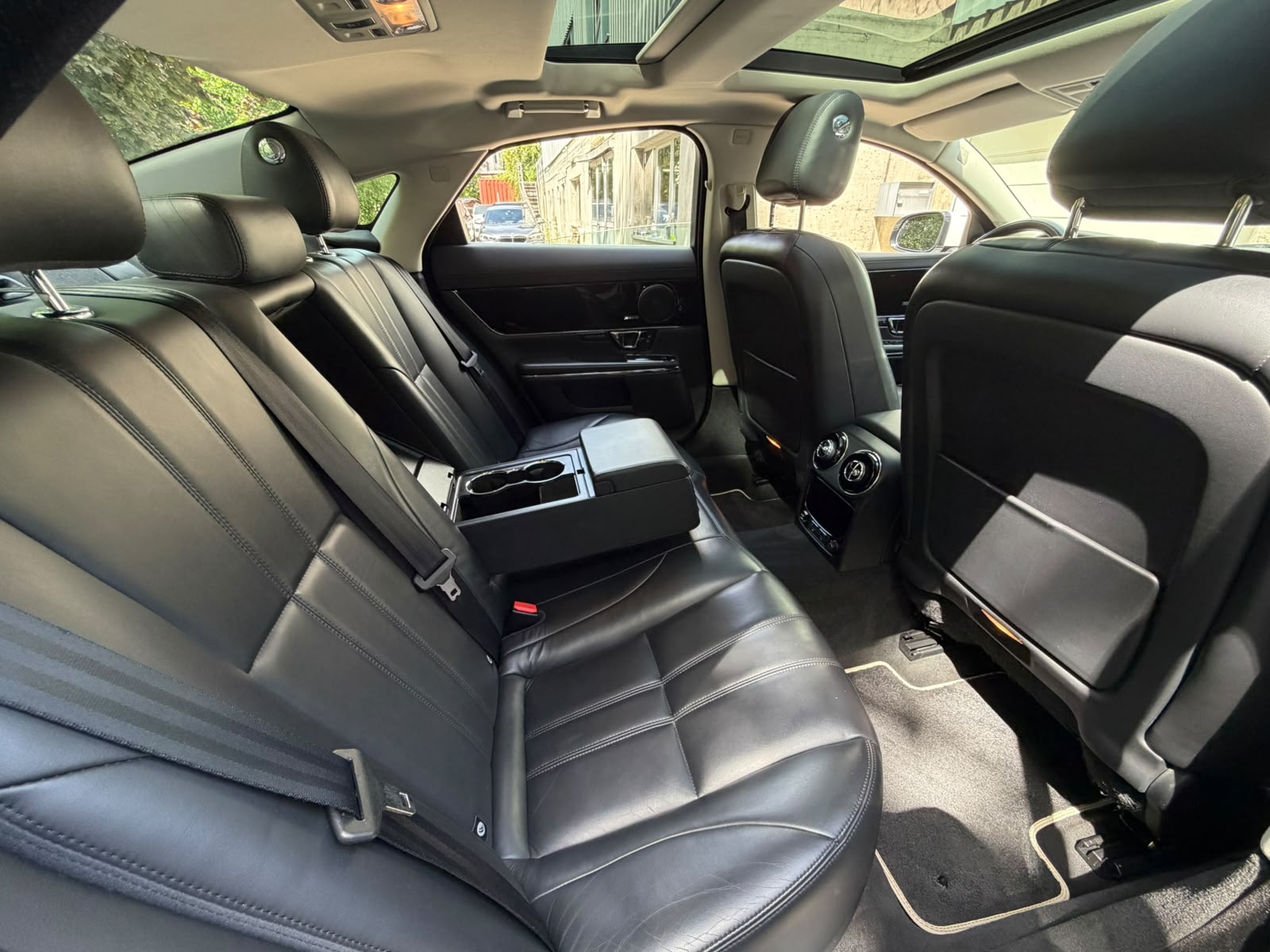 JAGUAR XJ 3.0d V6 Premium Luxury Automatic-image-17