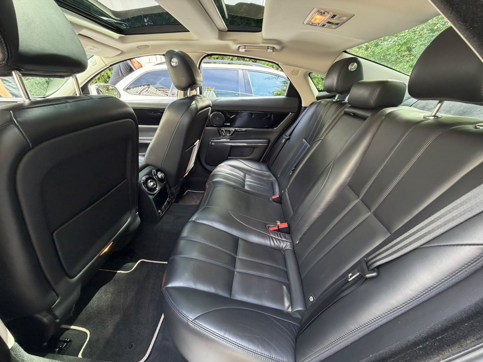 JAGUAR XJ 3.0d V6 Premium Luxury Automatic-image-13
