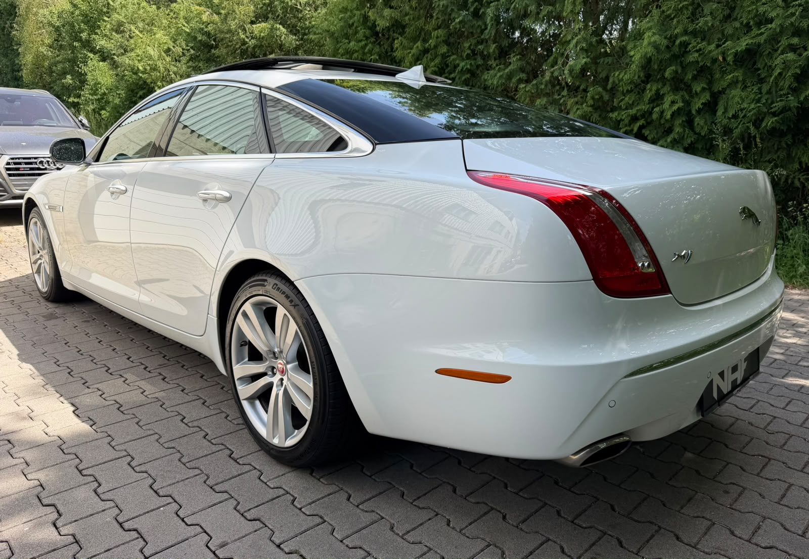 JAGUAR XJ 3.0d V6 Premium Luxury Automatic-showroom-element-2