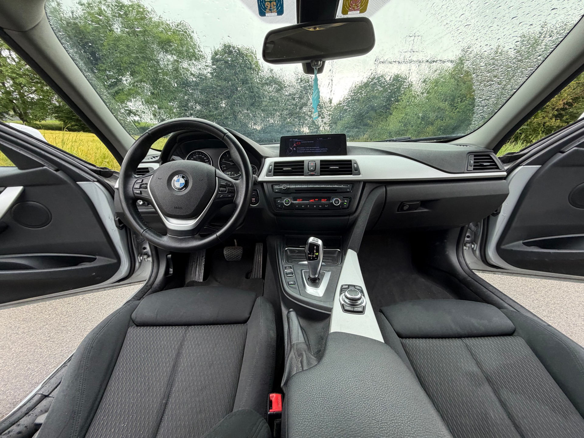 BMW 320d Touring Steptronic-image-12