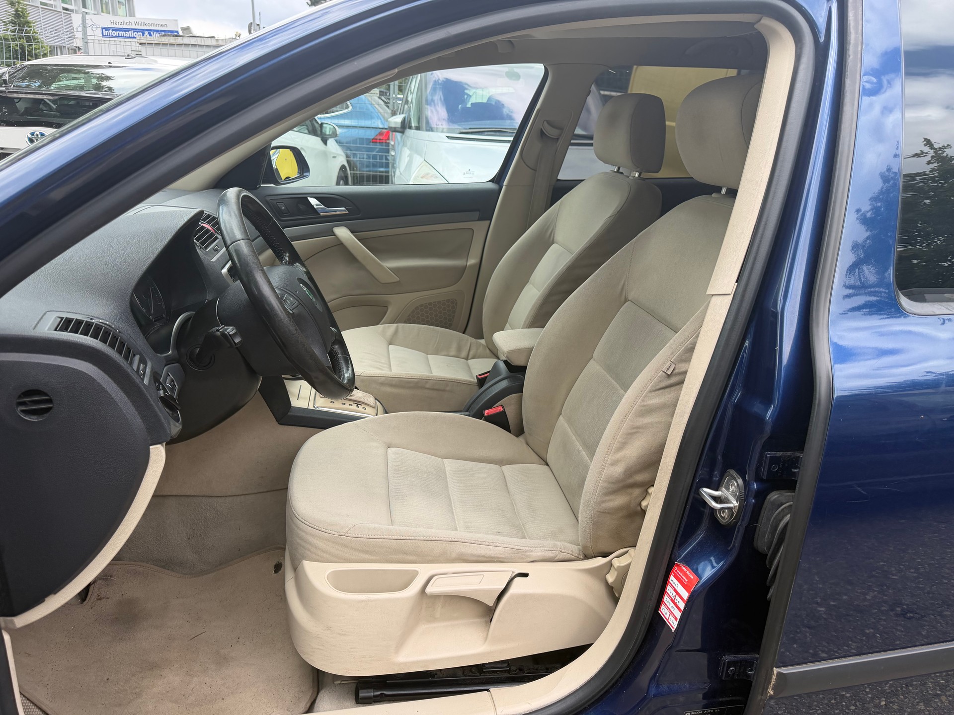 SKODA Octavia 2.0 TDI Elegance * Klima-auto * Tempomat * Sitzheizung * RF-Kamera * PDC H * B04 *-image-8