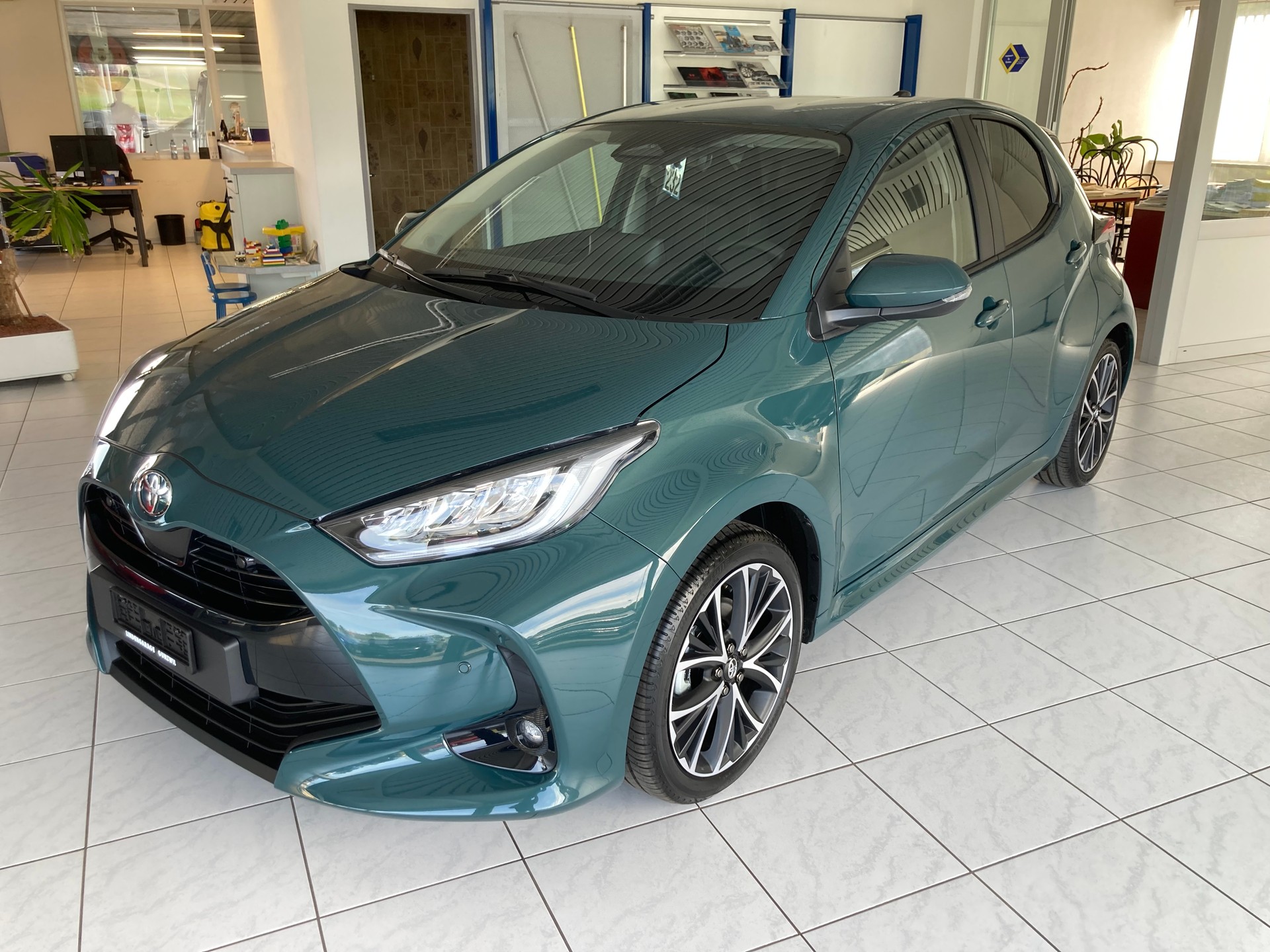 TOYOTA Yaris 1.5 Trend e-CVT-image-0