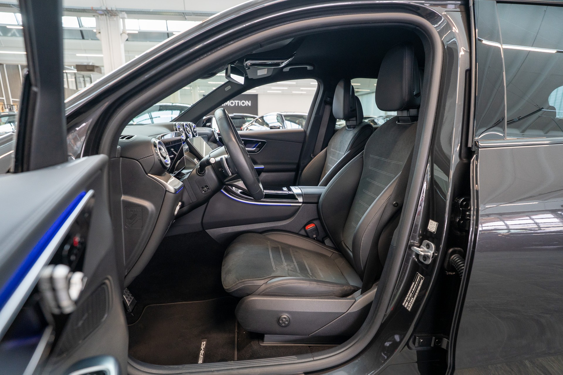 MERCEDES-BENZ GLC 300 d AMG Line 4matic / Rückfahrkamera / el.Sitze / Ambientebeleuchtung-image-8