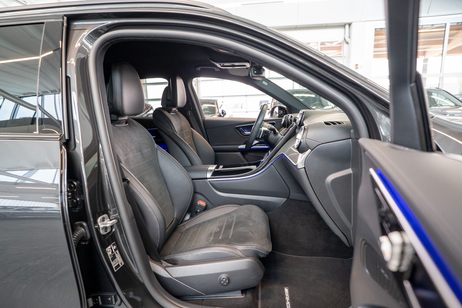 MERCEDES-BENZ GLC 300 d AMG Line 4matic / Rückfahrkamera / el.Sitze / Ambientebeleuchtung-image-15