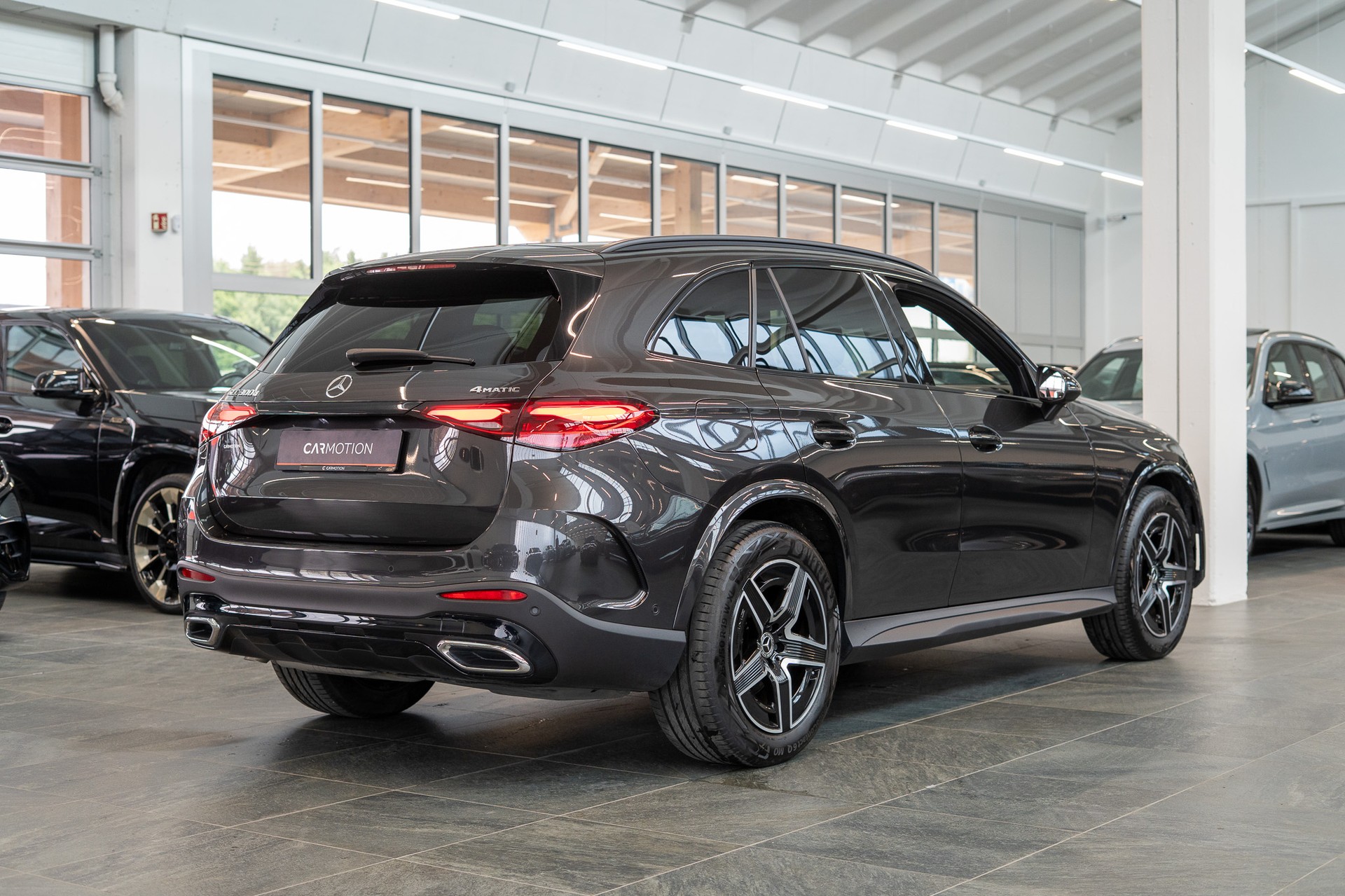 MERCEDES-BENZ GLC 300 d AMG Line 4matic / Rückfahrkamera / el.Sitze / Ambientebeleuchtung-image-3