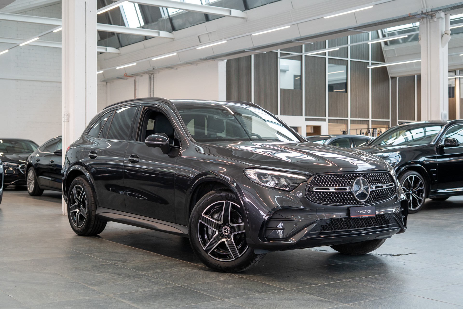 MERCEDES-BENZ GLC 300 d AMG Line 4matic / Rückfahrkamera / el.Sitze / Ambientebeleuchtung-image-2