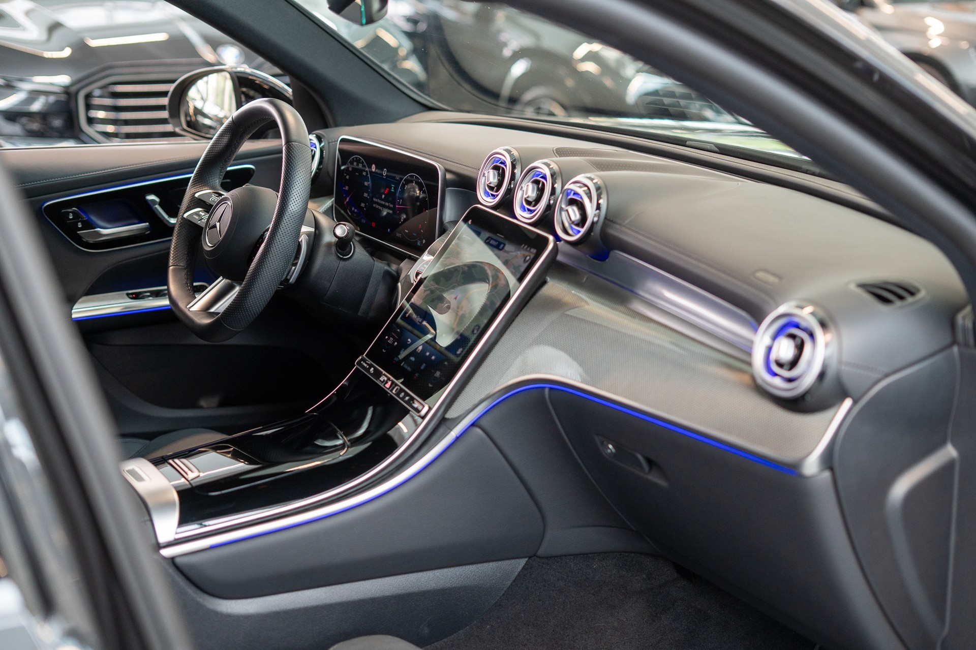 MERCEDES-BENZ GLC 300 d AMG Line 4matic / Rückfahrkamera / el.Sitze / Ambientebeleuchtung-image-14