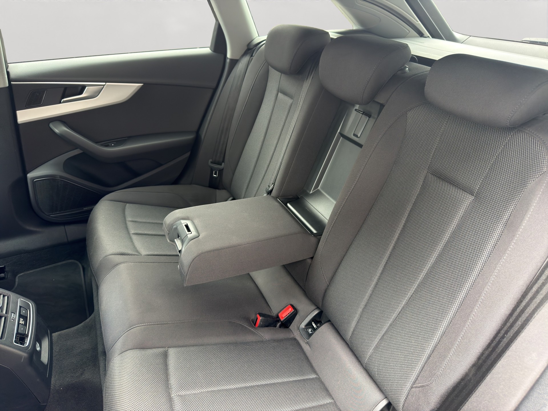 AUDI A4 Avant 40 TDI Attraction quattro S-tronic-image-2