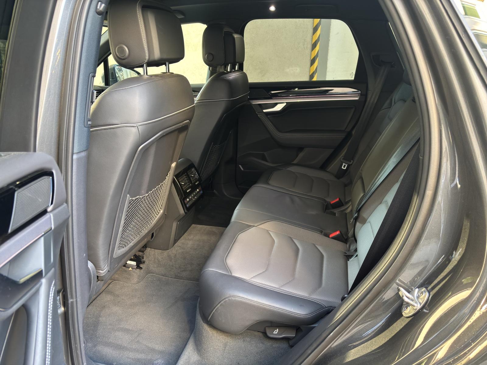 VW Touareg 3.0 TDI R Line 75 Edition Tiptronic-image-7
