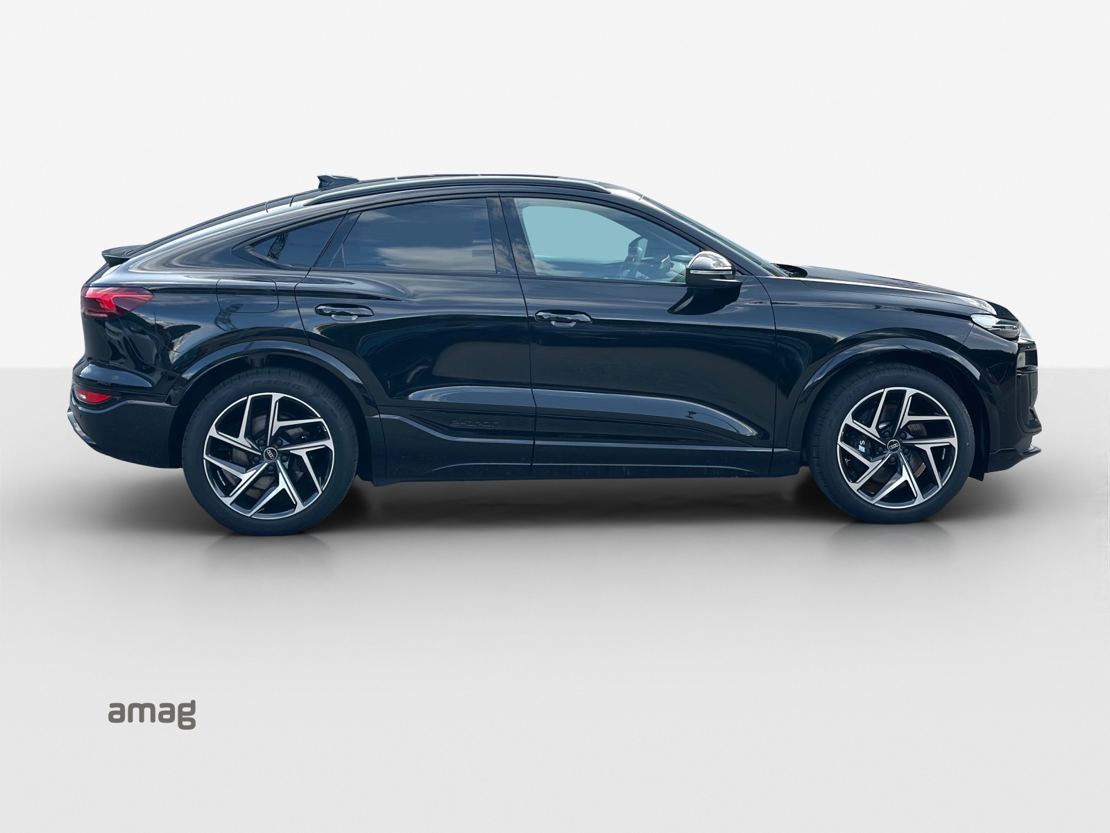 AUDI SQ6 Sportback e-tron quattro-image-13