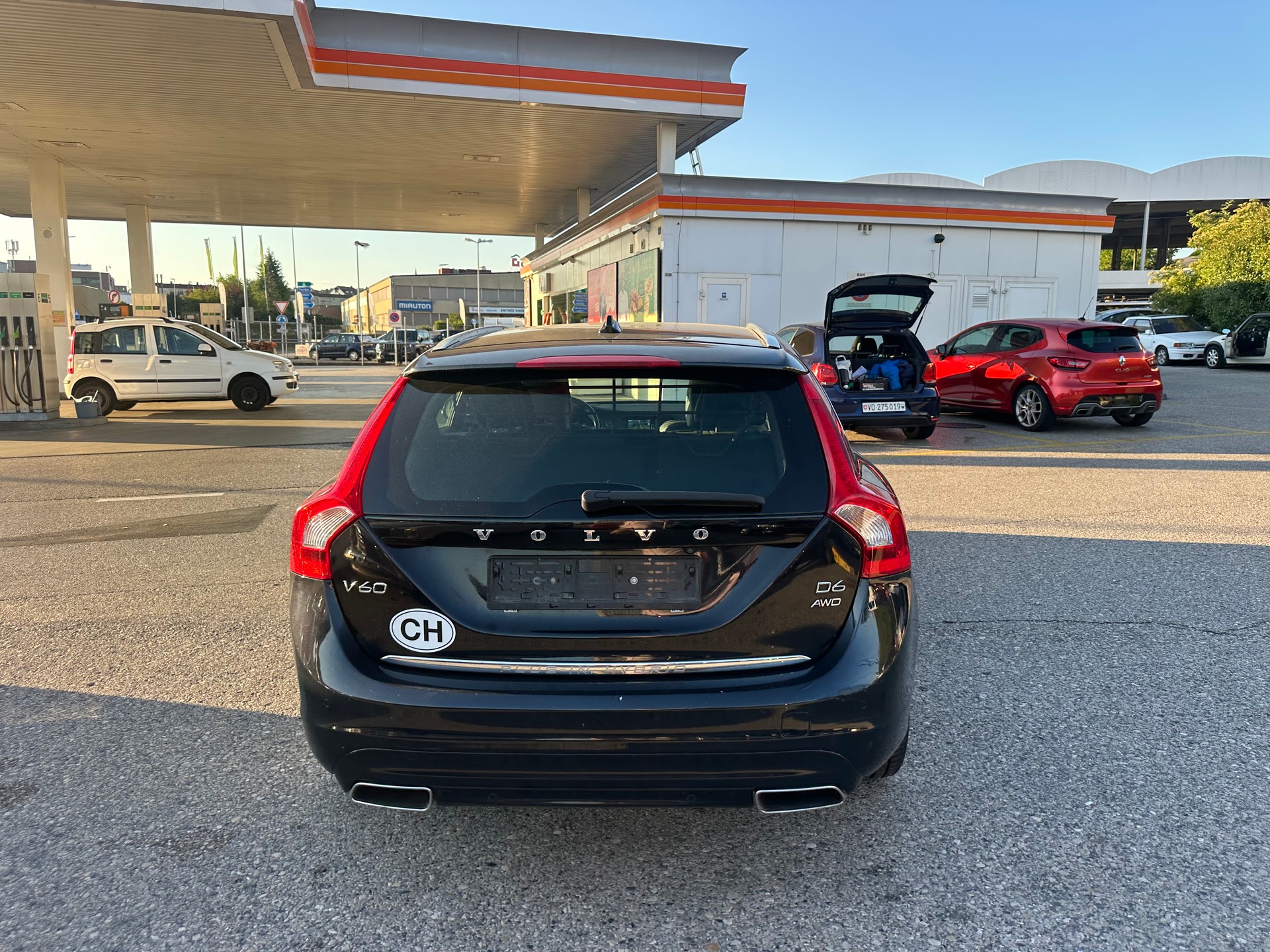 VOLVO V60 D6 AWD Plug-in Hybrid Summum Geartronic-image-9