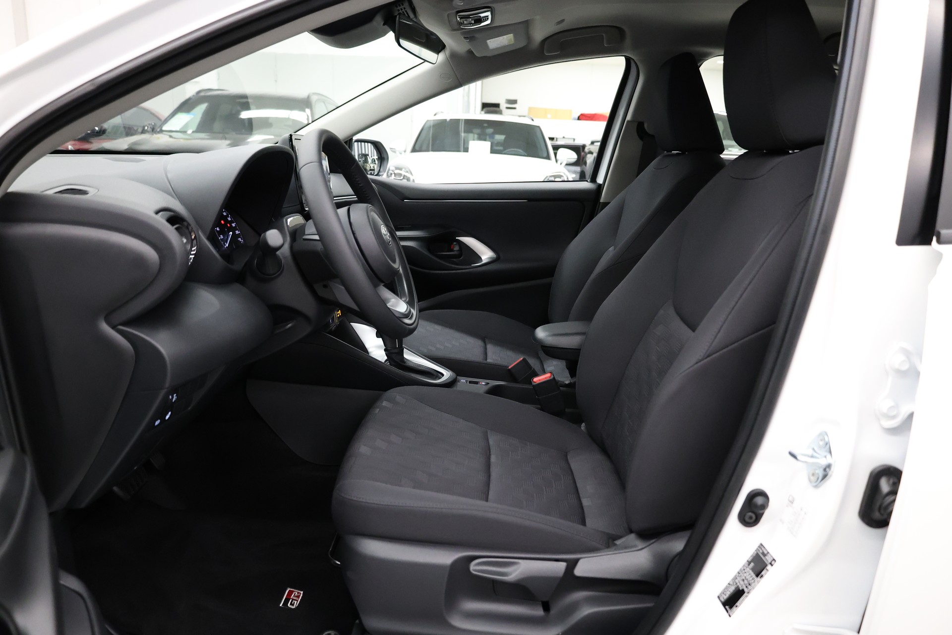 TOYOTA Yaris 1.5 Active Drive e-CVT-image-16