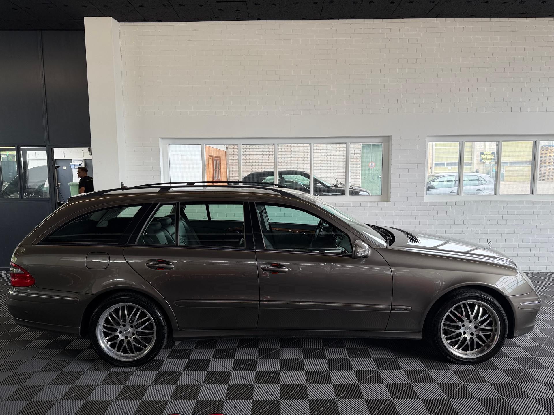 MERCEDES-BENZ E 350 Elégance 4Matic Automatic-image-1