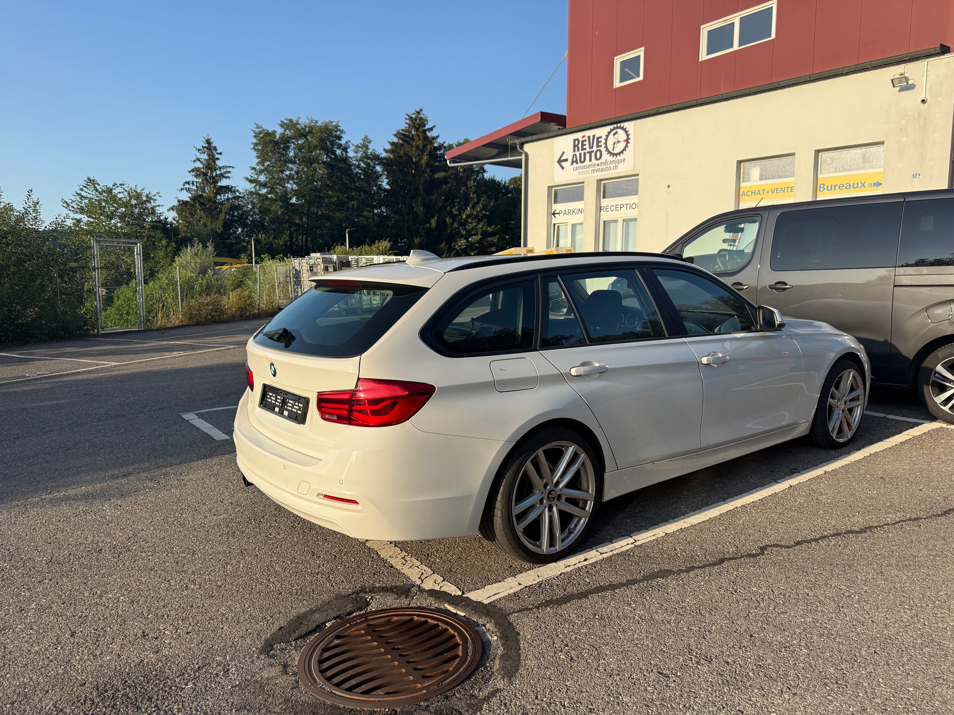 BMW 320d xDrive Touring Steptronic-image-5