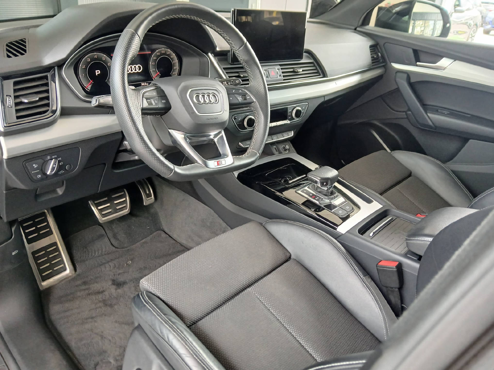 AUDI Q5 2.0 40 TFSI S Line quattro S-Tronic-image-7