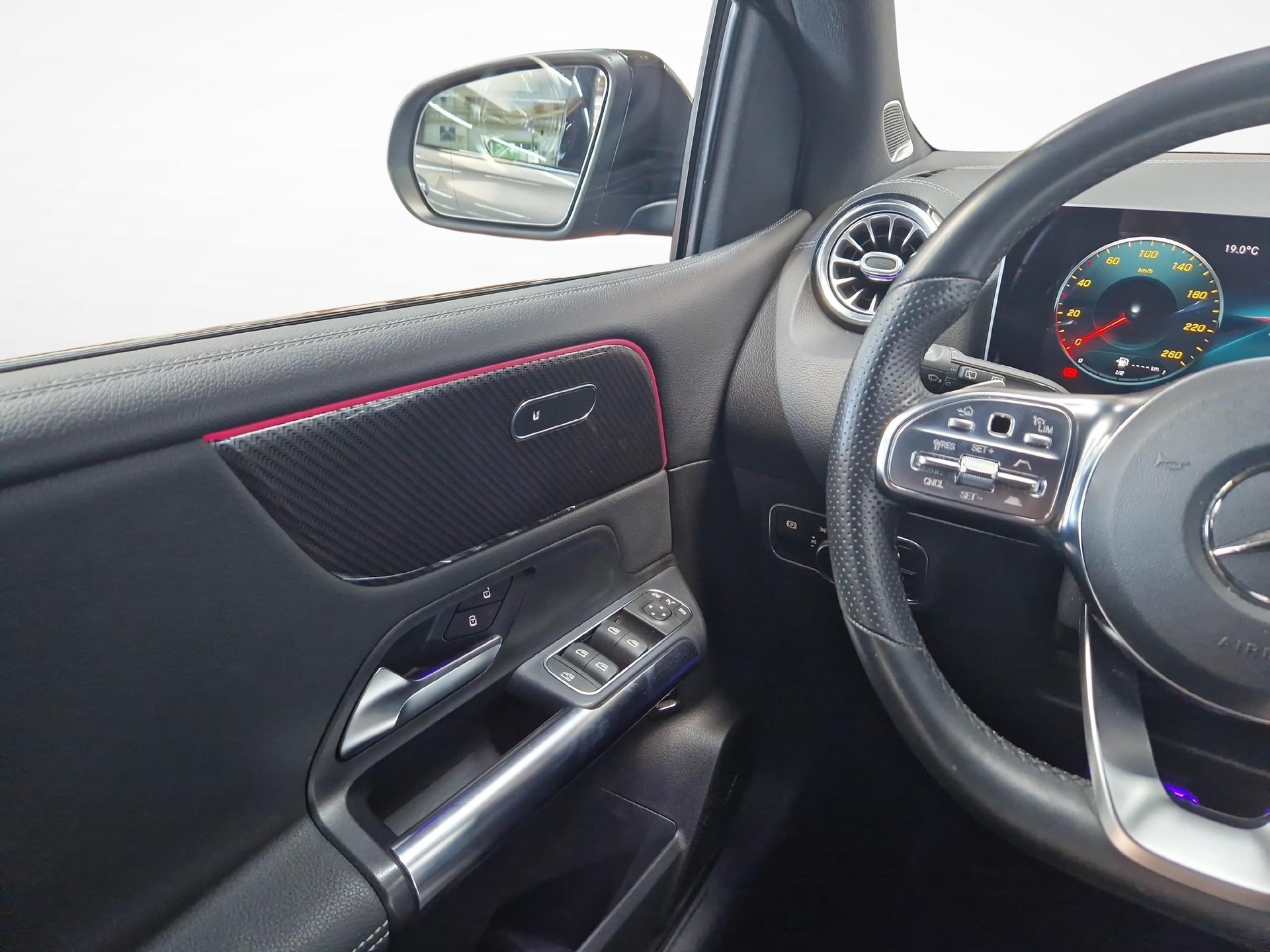 MERCEDES-BENZ B 200 AMG Line-image-7