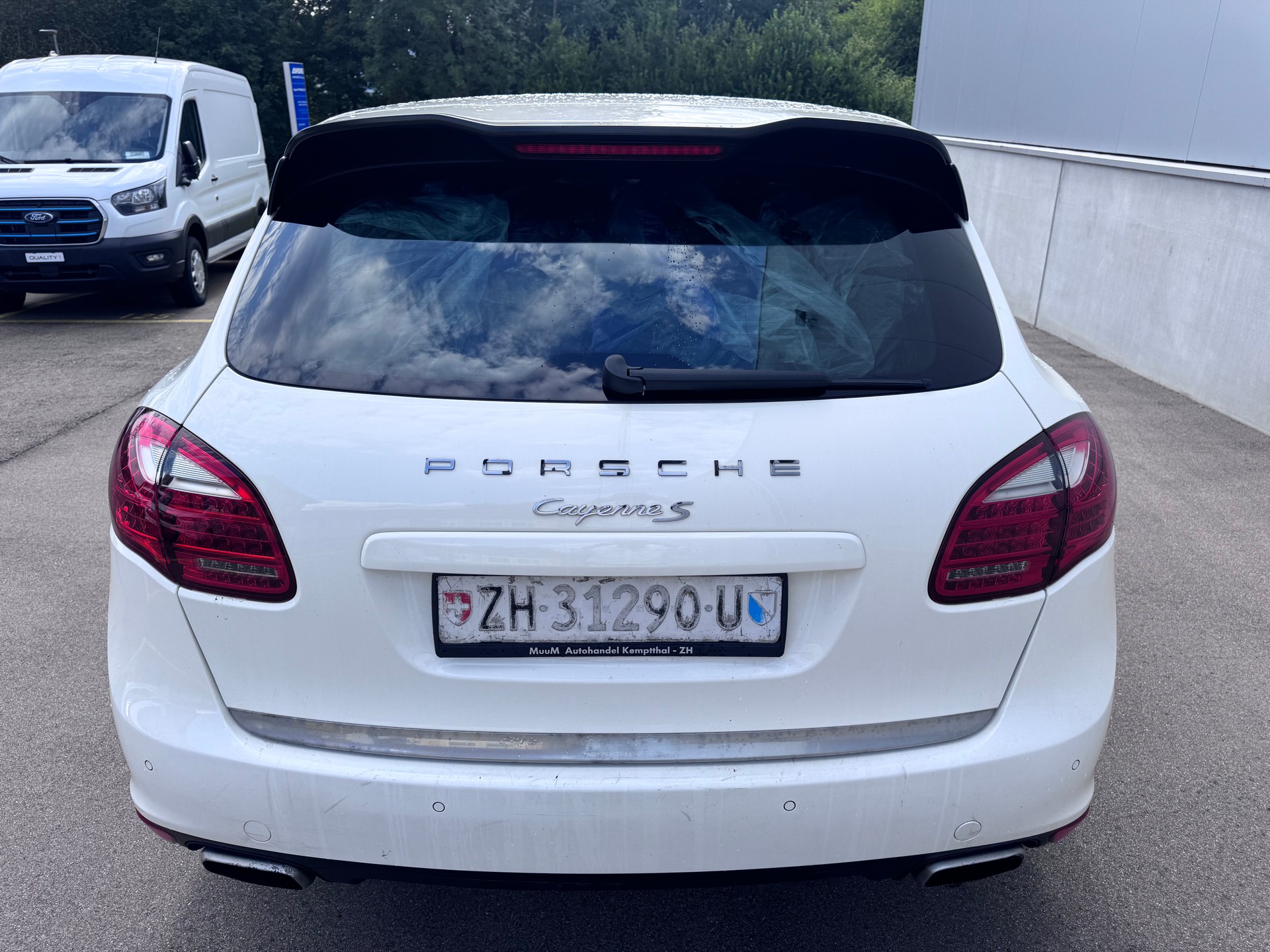 PORSCHE Cayenne S Hybrid-image-4