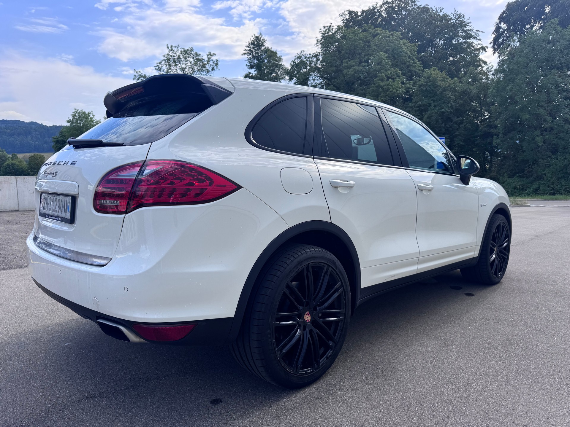 PORSCHE Cayenne S Hybrid-image-3
