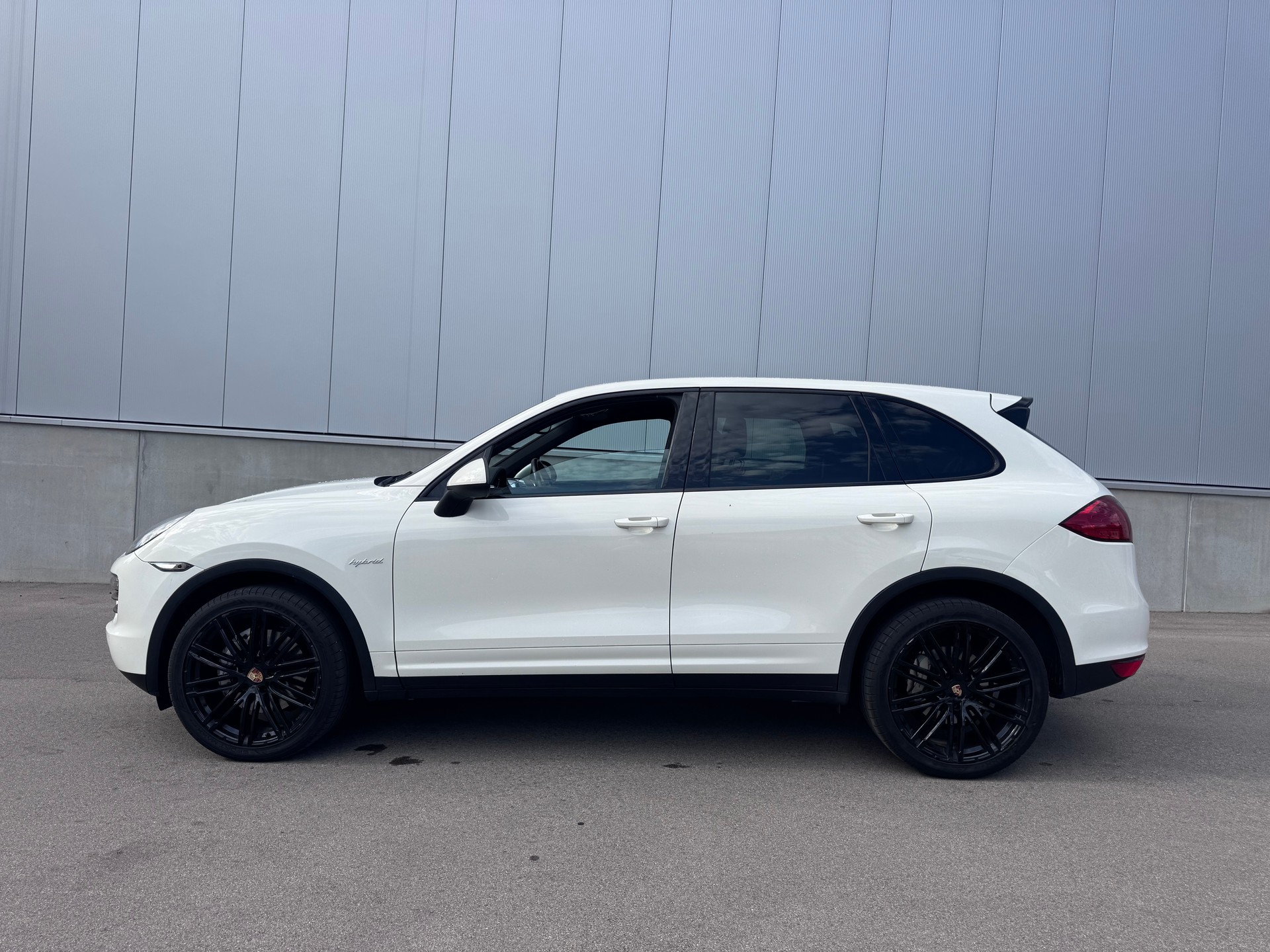 PORSCHE Cayenne S Hybrid-image-0