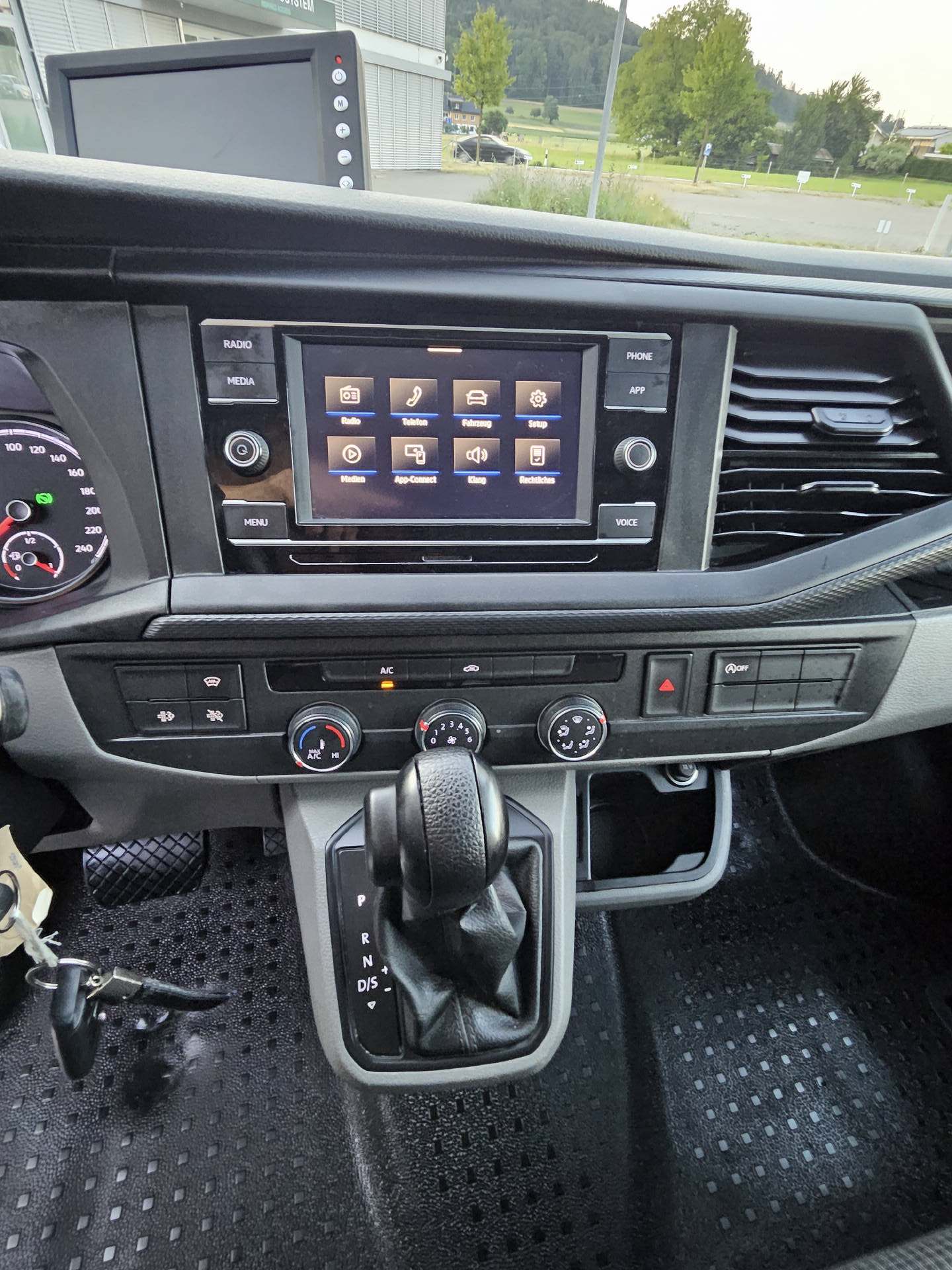 VW T6.1 Kaw. 3400 2.0 TDI 150 * Hochdach * Hebebühne * Nutzlast von 1'100KG * Automat *-image-10